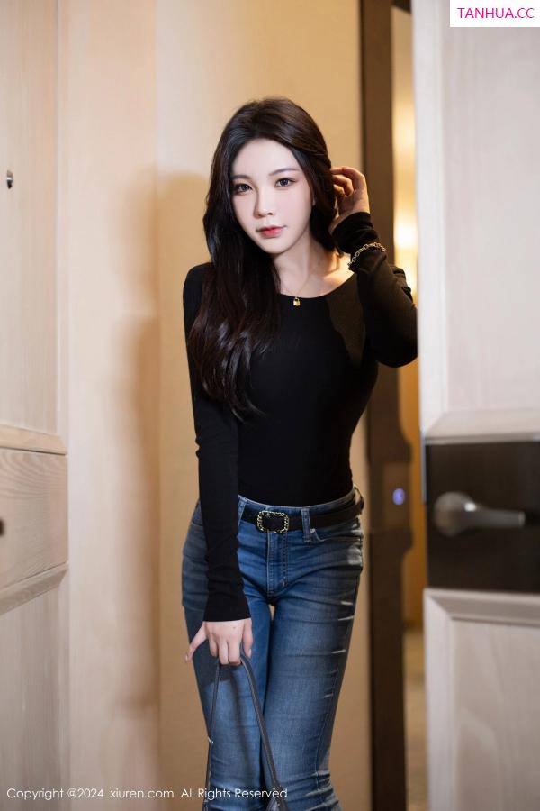   [XiuRen]高清写真图 2024.04.12 No.8385 徐莉芝Booty 黑丝美腿第14张图片